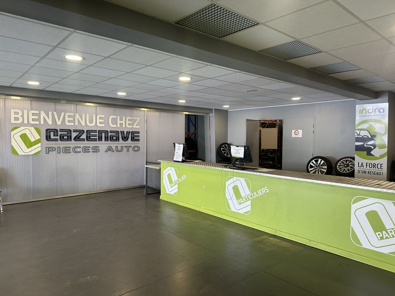 Comptoir d'accueil des professionnels chez Cazenave Pièces Auto