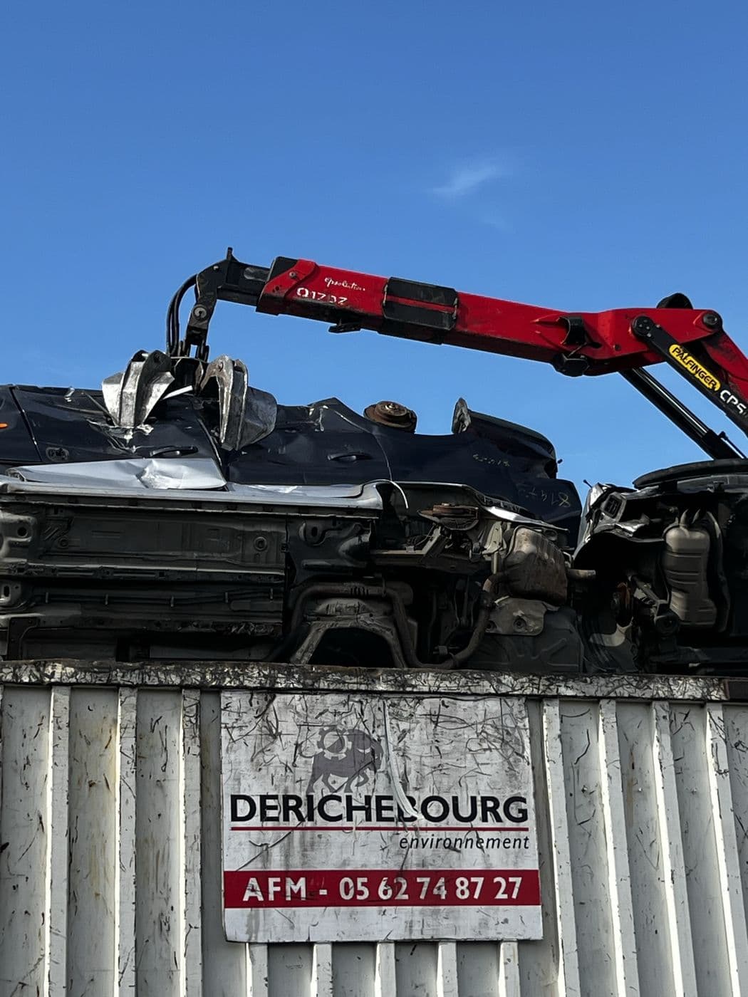 Grue de manutention soulevant un véhicule